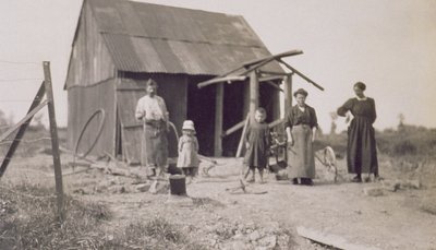 Kinderen en gezinnen in Frankrijk na de Eerste Wereldoorlog, Lens, Pas-de-Calais, 1919 door American Photographer